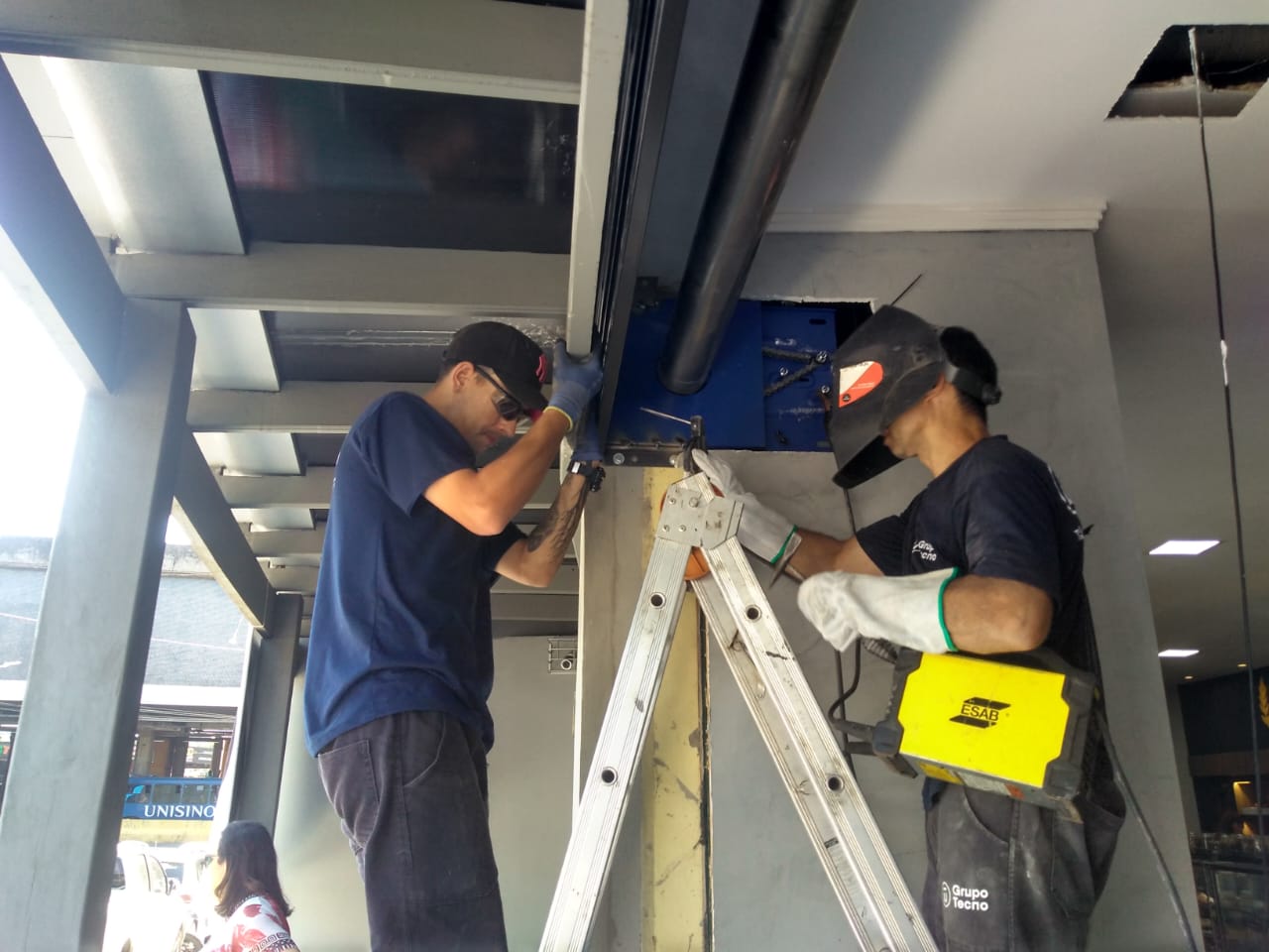 Instalação de motor de portão automático em comércio